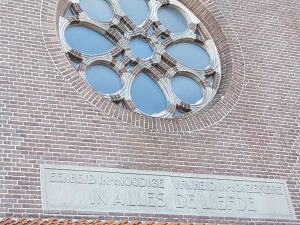 spreuk op gevel kerkgebouw
