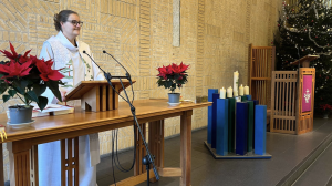 Dominee Leonie van Staveren in de Remonstrantse kerk in Den Haag